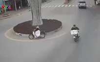 Xe máy đi ngược vòng xoay khi đi qua nút giao thông