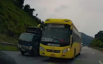 Tài xế xe khách vượt ẩu, lấn làn trên cao tốc Nội Bài - Lào Cai