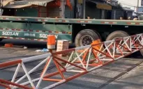 Xe đầu kéo va chạm xe máy ở nút giao đường sắt, tàu dừng 45 phút