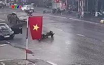 Mở cửa ô tô bất cẩn làm người đi xe máy trượt văng ra đường, lộn nhiều vòng