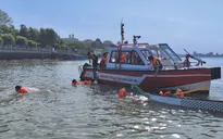 Kịp thời cứu 12 vận động viên đua thuyền bị lật trên sông Đồng Nai