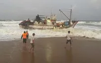 Tàu cá nước ngoài trôi dạt vào vùng biển Phú Yên