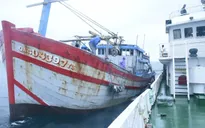 Tàu của Vùng 3 Hải quân kịp thời cấp cứu ngư dân bị tai nạn trên biển