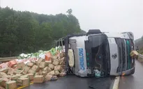 Xe tải lật chắn ngang đường khiến cao tốc Cam Lộ-La Sơn bị tắc nghẽn