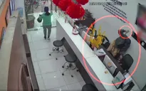 Nữ nhân viên cửa hàng ở Nam Định bị người lạ cầm dao dí vào cổ đe dọa