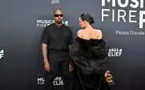 Kanye West và vợ ly hôn sau màn cởi đồ tại Grammy 2025?