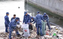 Kiên Giang: Cảnh sát biển thu gom gần 1 tấn rác để làm sạch biển