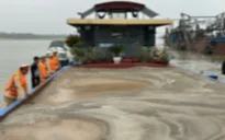 Bắt giữ 3 tàu khai thác cát trái phép trên sông Hồng