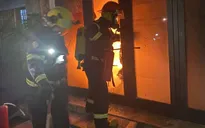 Cảnh sát PCCC cõng cụ bà 94 tuổi thoát khỏi đám cháy nhà 3 tầng