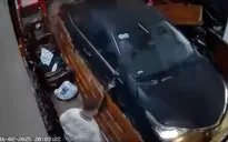 Thái Nguyên: Xe ô tô tông sập cửa nhà dân, đâm trúng một cụ ông