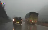 Xe bán tải gặp sự cố khi vượt trên đường trơn trượt