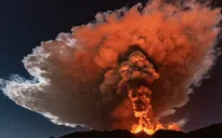 Núi lửa Etna phun trào ngoạn mục, du khách kéo đến gây cản trở lực lượng cứu hộ
