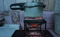 Khủng hoảng thiếu điện tồi tệ, người dân Cuba phải nấu ăn bằng than