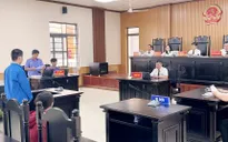 Cùng đồng bọn vác dao chém người, thiếu niên lĩnh án tù