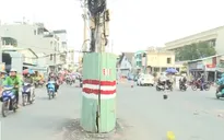 Lại xuất hiện loạt cột điện nằm giữa đường sau khi mở rộng