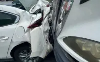 Tai nạn liên hoàn giữa 5 ô tô trên cầu Phú Mỹ, xe con bẹp dúm