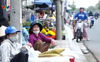 Khó xử lý tình trạng lấn chiếm vỉa hè, lòng đường để họp chợ