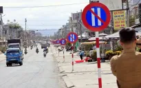Tháo dỡ hàng chục biển báo cấm đỗ xe trên đoạn đường 1 km ở Lâm Đồng