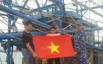 Bộ đội Hải quân đảo Trường Sa sửa chữa tàu cá ngư dân gặp sự cố trên biển