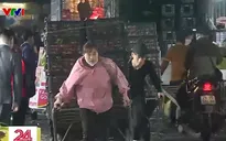 Nhịp sống Hà Nội trong đêm rét lạnh, mưa phùn