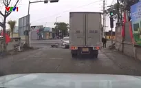 2 thanh niên đi xe máy lao như bay đâm vào ô tô, ngã văng ra đường