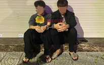 Kịp thời khống chế hai thanh niên mang kiếm Nhật, dọa chém người khắp phố