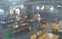Thanh niên cầm hung khí rượt đuổi, chém người loạn xạ tại quán nhậu