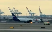 Máy bay chở hàng FedEx cháy động cơ trên không, hạ cánh khẩn cấp