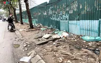 Vỉa hè cạnh bến xe Mỹ Đình xuống cấp trầm trọng