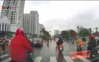 Xe máy va chạm với ô tô do đi ẩu, vừa lái xe vừa đút tay túi quần