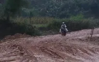 Người dân chật vật đi lại do công trình thi công dang dở