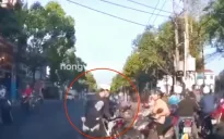 Tạm giữ thanh niên lao vào đánh người giữa phố vì va chạm giao thông