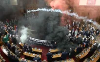Ném lựu đạn khói vào cuộc họp Quốc hội Serbia, nhà lập pháp bị đột quỵ