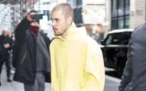 Justin Bieber gây tranh cãi khi đăng ảnh hút cần sa