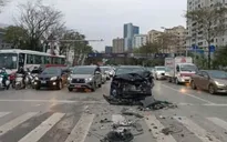 Xe ô tô biến dạng sau va chạm với ô tô khác trên đường Võ Chí Công, Hà Nội
