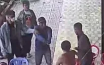 Mâu thuẫn từ chơi xóc đĩa, mang súng nhựa xông vào nhà dân đánh người