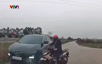 Sang đường không quan sát, xe máy đâm thẳng vào ô tô