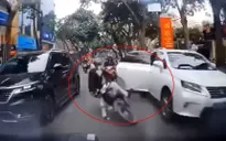Người ngồi ô tô Lexus mở cửa bất cẩn khiến tài xế xe máy ngã ra đường