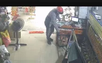 Cướp tiền giữa ban ngày, dọa tông xe vào chủ tiệm tạp hóa