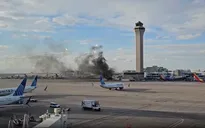 Máy bay của American Airlines bốc cháy tại sân bay