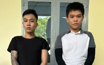Hai thanh niên chốt cửa đổ xăng đe dọa giết người