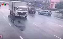 Ô tô sang đường bất cẩn gây tai nạn liên hoàn