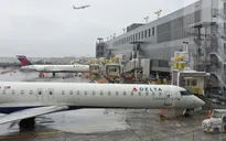 Cánh máy bay Delta Airlines va chạm đường băng trong lúc hạ cánh