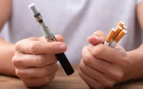 Pháp hạn chế người trẻ hút thuốc lá điện tử dùng một lần