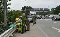 Bị xử phạt vì dừng xe để mua ổi ở chân cầu Thanh Trì