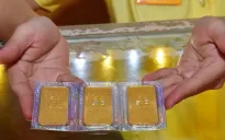 Giá vàng vượt mốc 98 triệu đồng/lượng