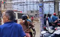 Sập giàn giáo công trình cổng chào thôn, 5 người bị thương