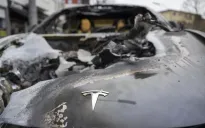 Tesla trở thành mục tiêu tấn công sau khi tỷ phú Elon Musk tham gia chính quyền Mỹ
