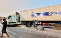 Xe container gặp tai nạn, quốc lộ 1A ách tắc trong nhiều giờ