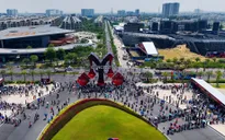 Người hâm mộ đội nắng "tiếp lửa" cho concert Anh trai vượt ngàn chông gai